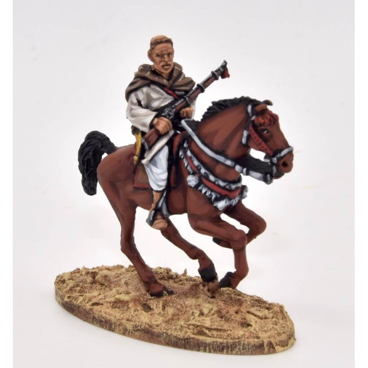 Caballería bereber, cabezas descubiertas y mechones tradicionales, fusiles