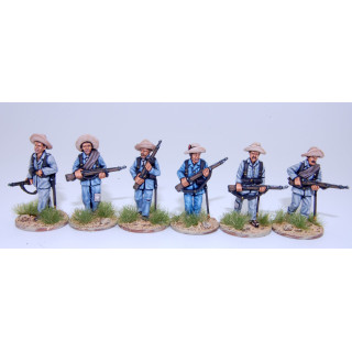 Infantería española avanzando, cuello vuelto, campaña