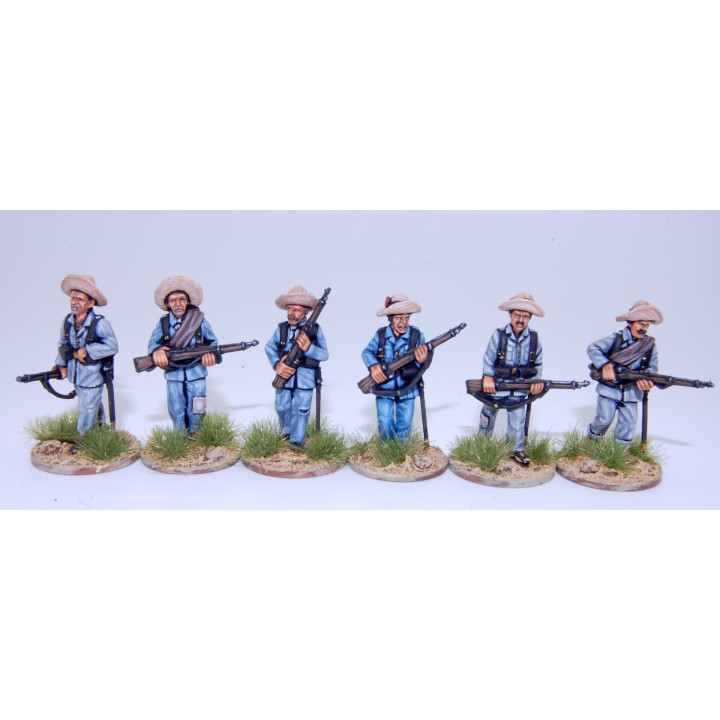 Infantería española avanzando, cuello vuelto, campaña