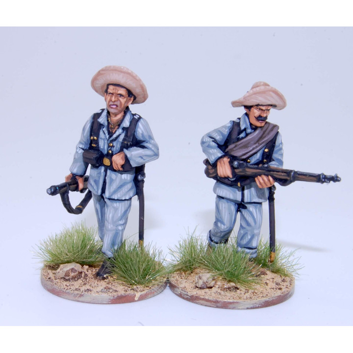 Infantería española avanzando, cuello vuelto, campaña